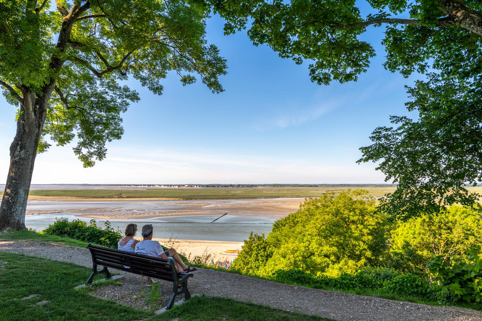 Saint-Valery-sur-Somme : couple sur un banc regardant la mer