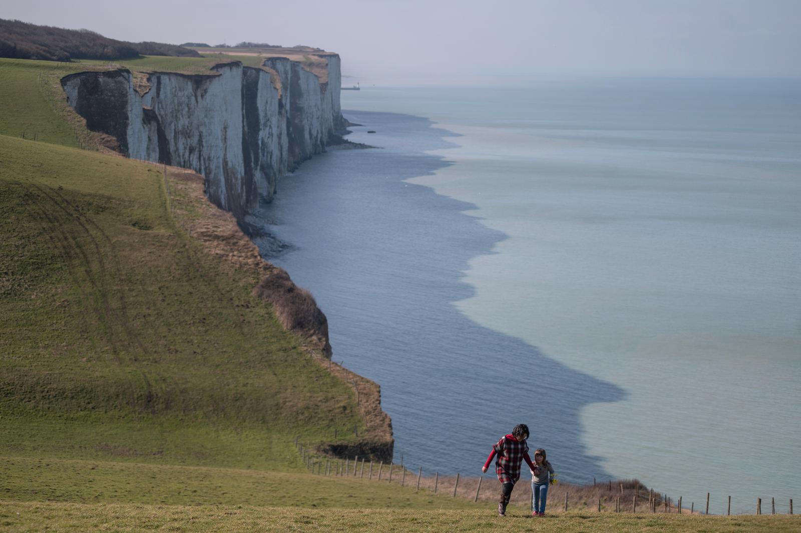 Mère et fille en promenade sur les falaises