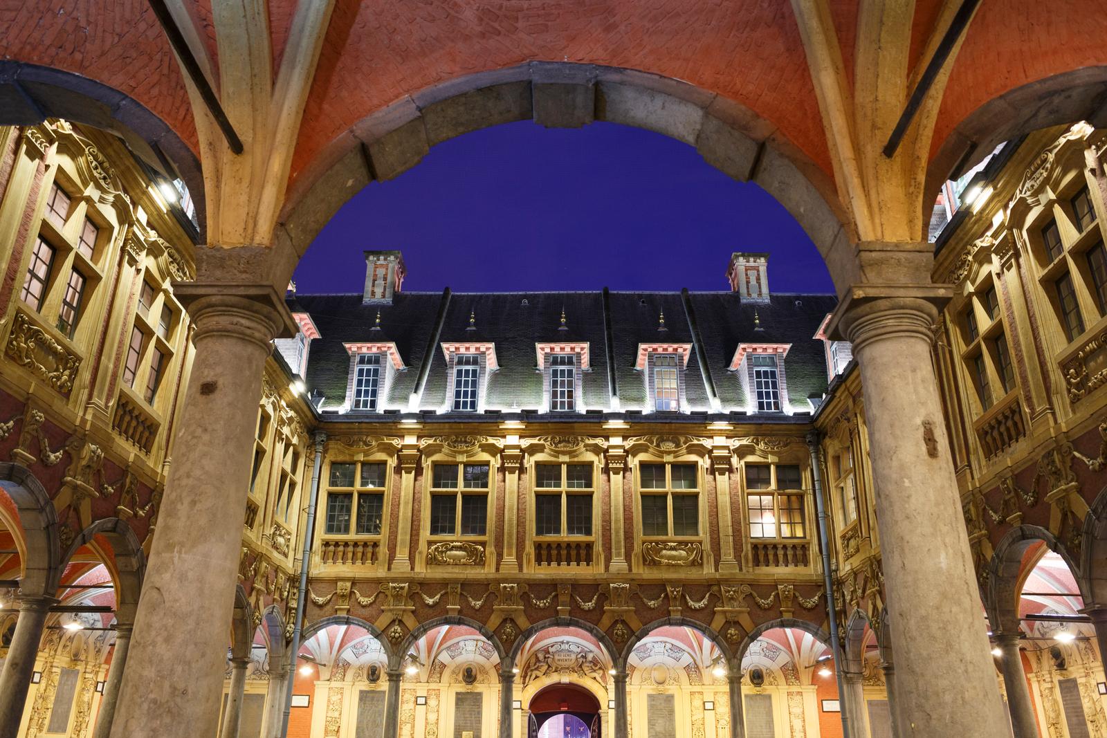 Lille : la Vieille Bourse de nuit