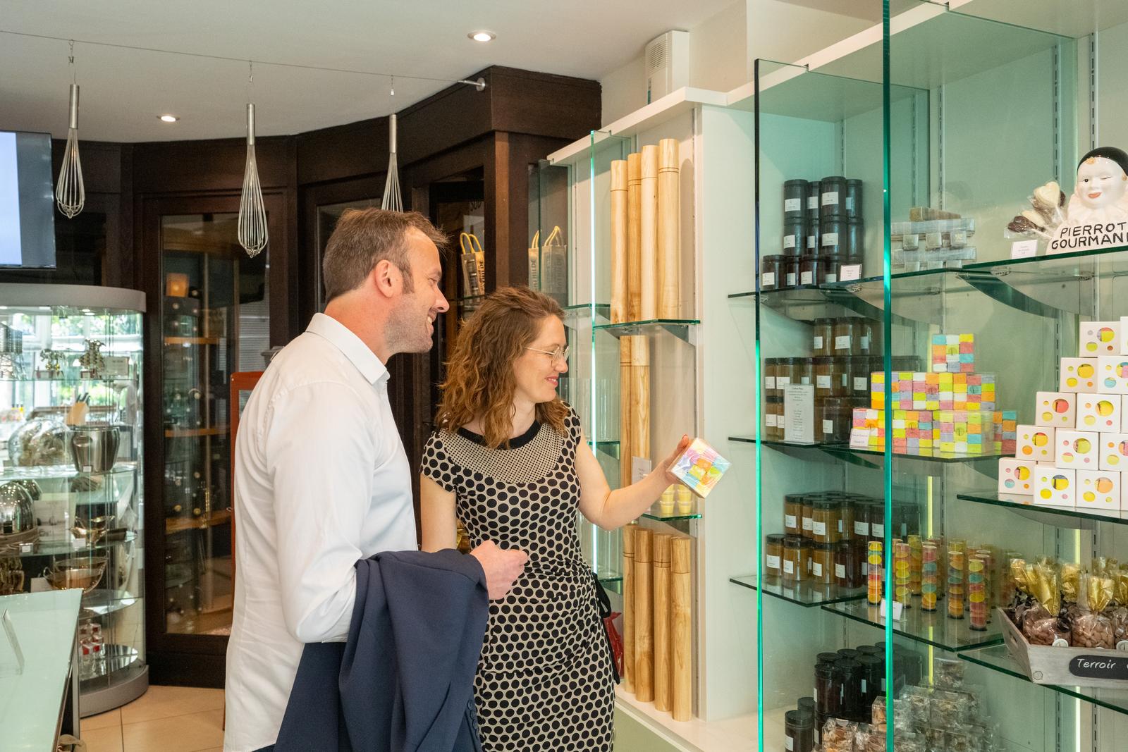 Busnes : le château de Beaulieu - couple dans le magasin