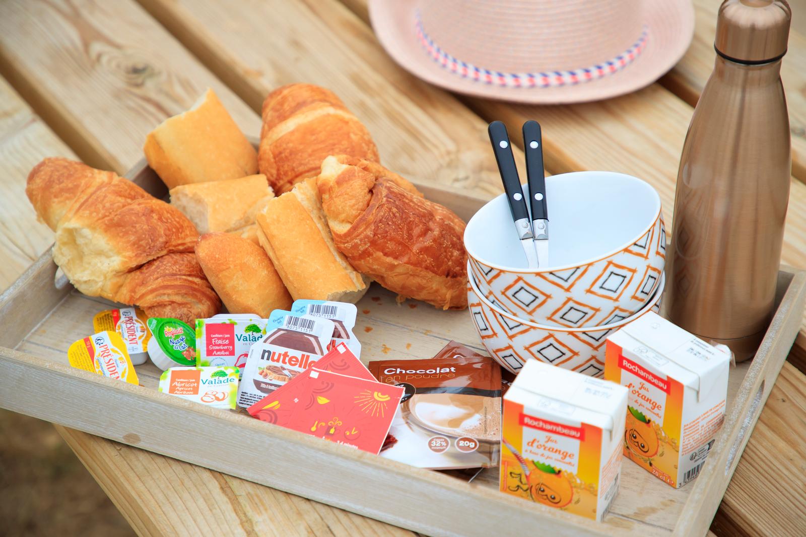 Saint-Etienne-au-Mont : camping la Warenne, plateau de petit-déjeuner
