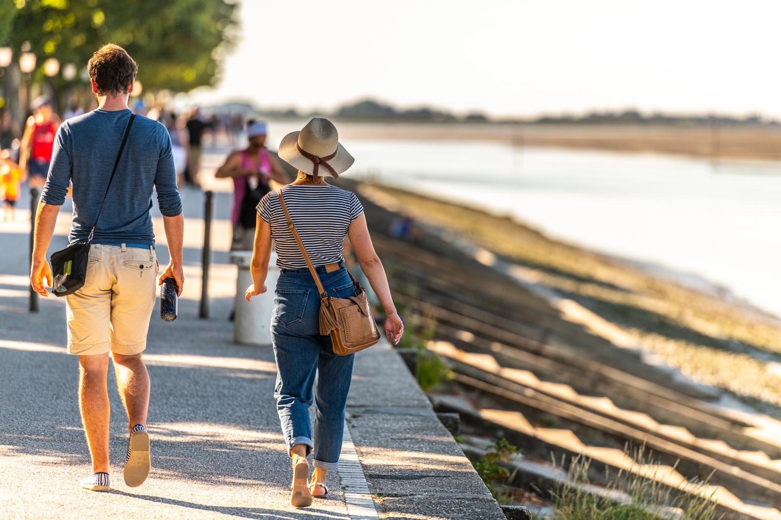 Saint-Valery-sur-Somme : couple en promenade sur le chemin de halage