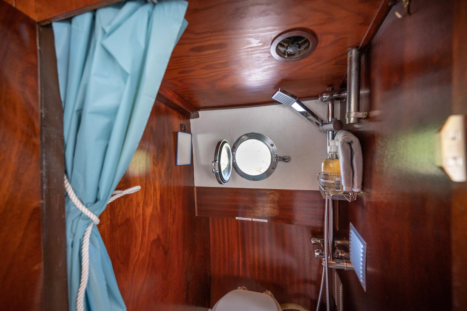 Eaucourt-sur-Somme : hébergement insolite bateau Sealov 37