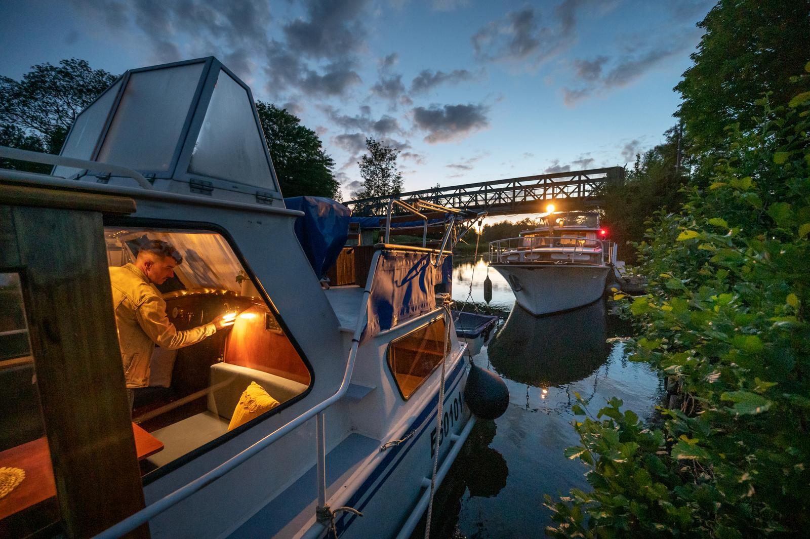Eaucourt-sur-Somme : hébergement insolite bateau Sealov 55