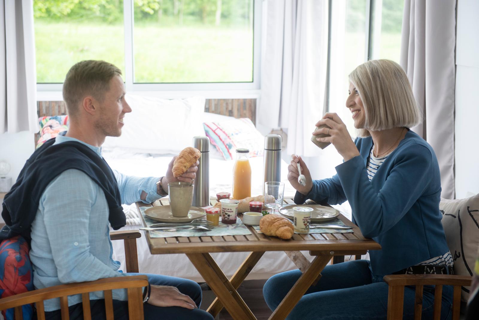 Reumont : couple au petit-déjeuner dans le domaine EDEN