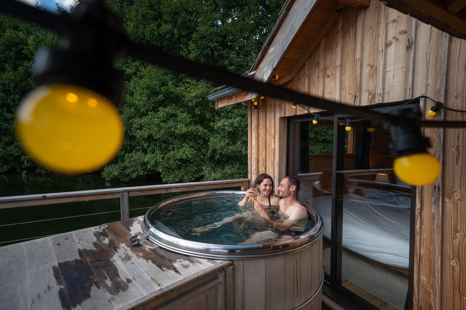 Beauchamps : domaine du Lieu Dieu, couple dans le bain nordique 03