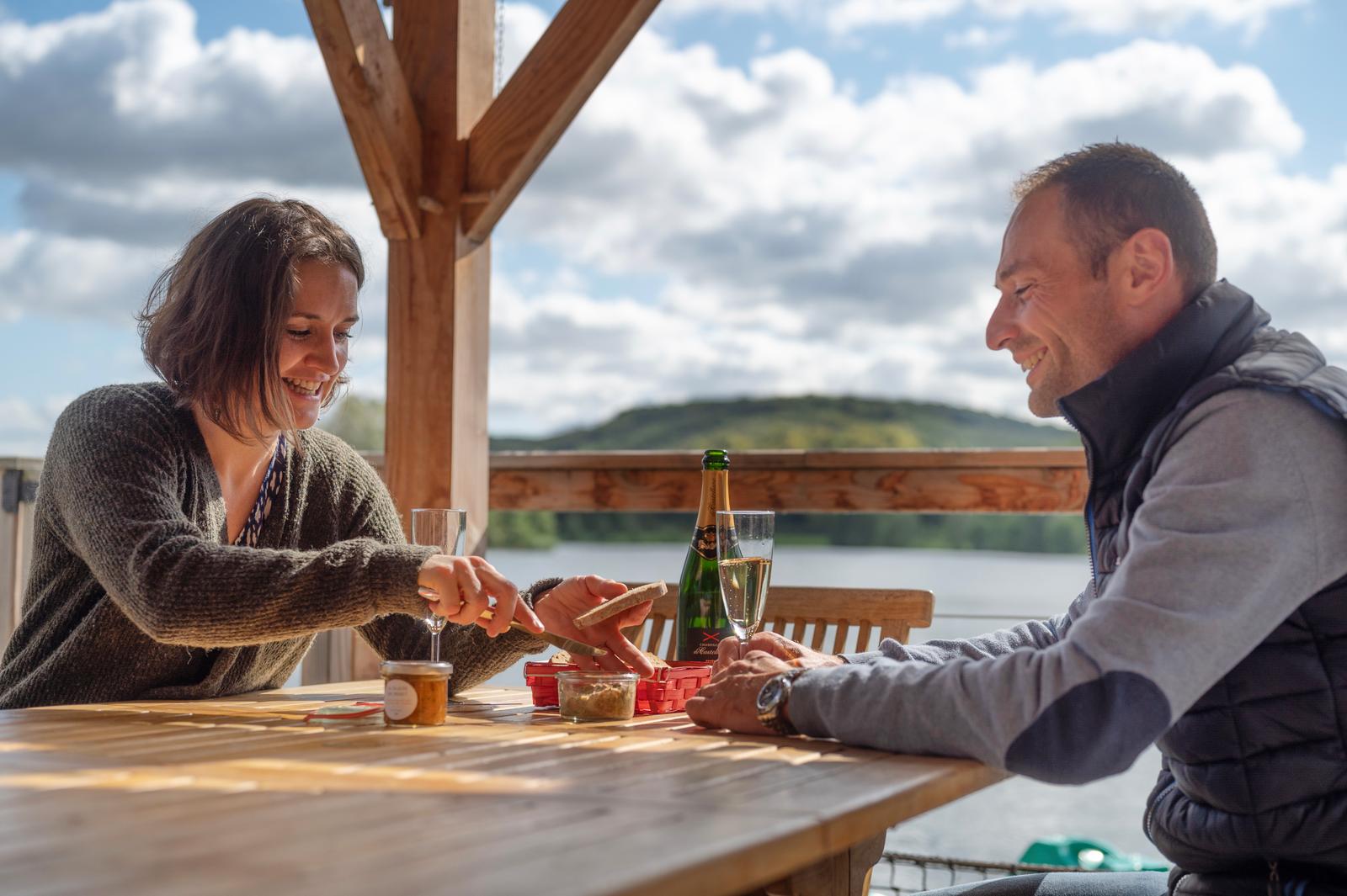 Beauchamps : domaine du Lieu Dieu, apéritif en couple sur la terrasse