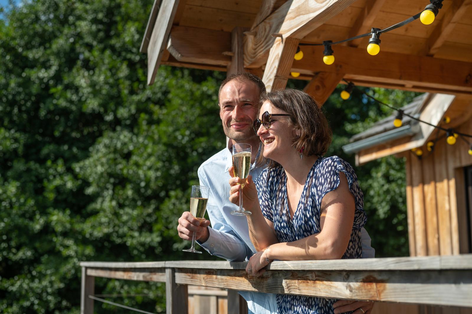 Beauchamps : domaine du Lieu Dieu, couple buvant du champagne sur la terrasse