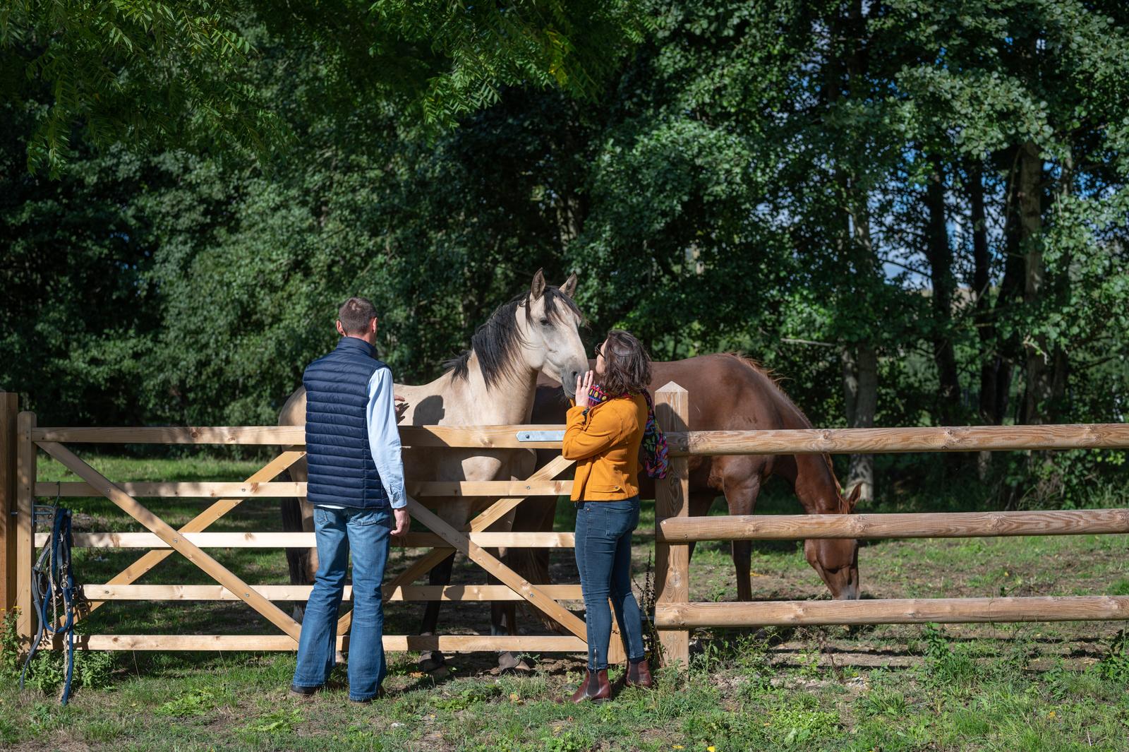 Beauchamps : domaine du Lieu Dieu, couple caressant un cheval