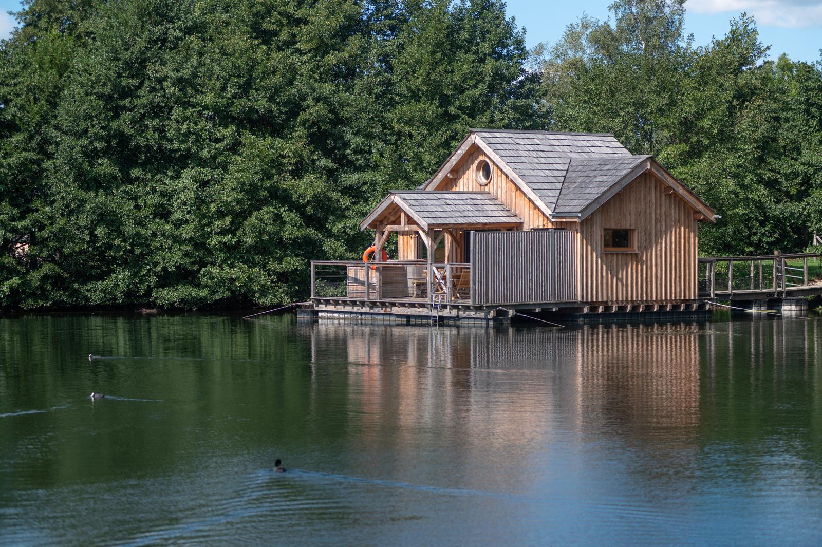 Beauchamps : domaine du Lieu Dieu, cabane sur pilotis 01