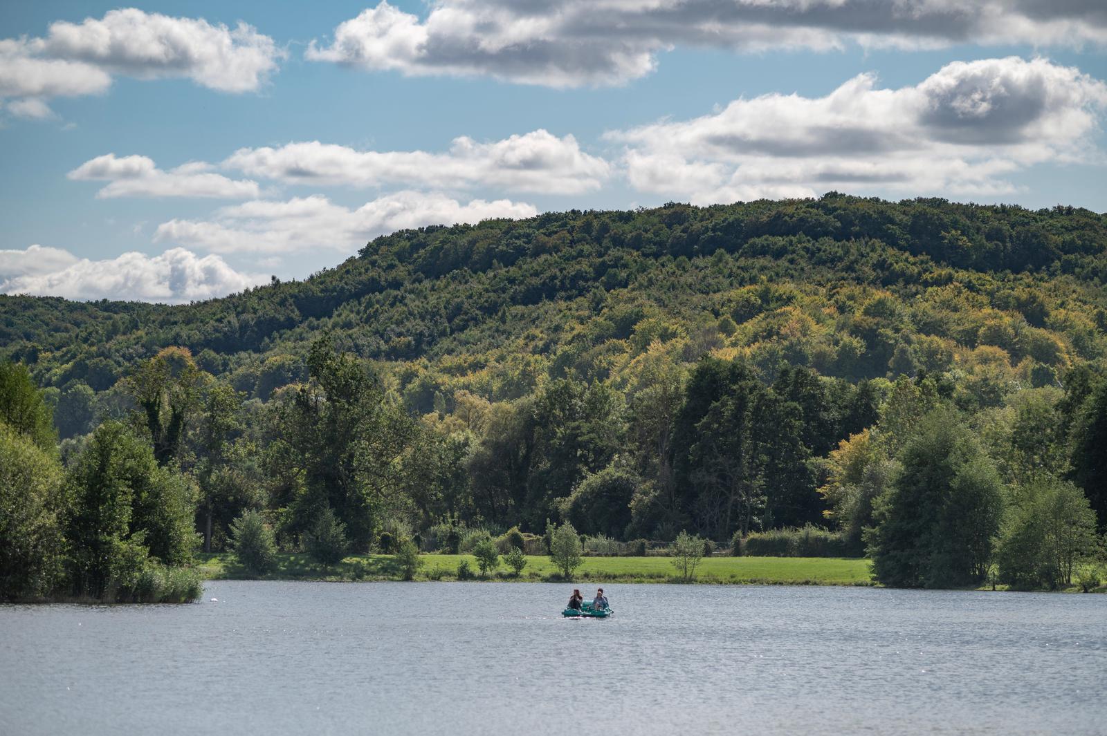 Beauchamps : domaine du Lieu Dieu, pédalo au milieu du lac