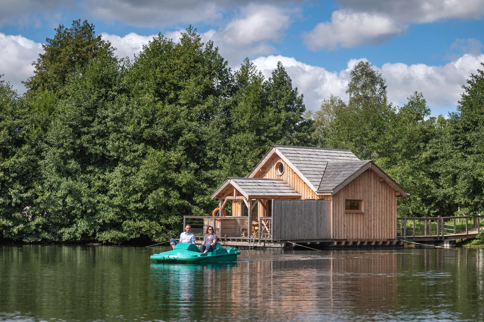 Beauchamps : domaine du Lieu Dieu, pédalo en couple sur le lac 02