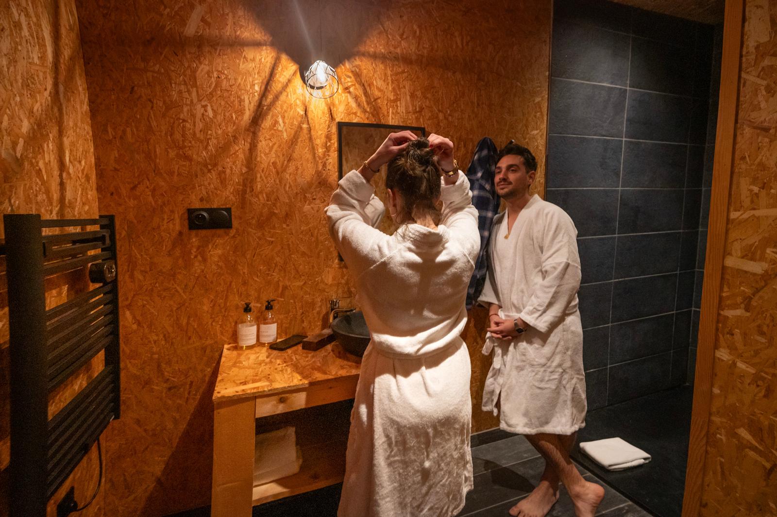 Saint-Quentin-en-Tourmont : le Piloti, couple dans la salle de bain