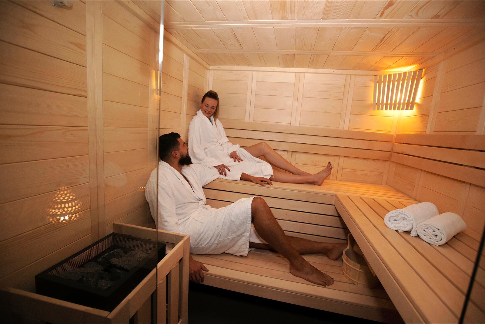 Etaing : le Riad, couple dans le sauna