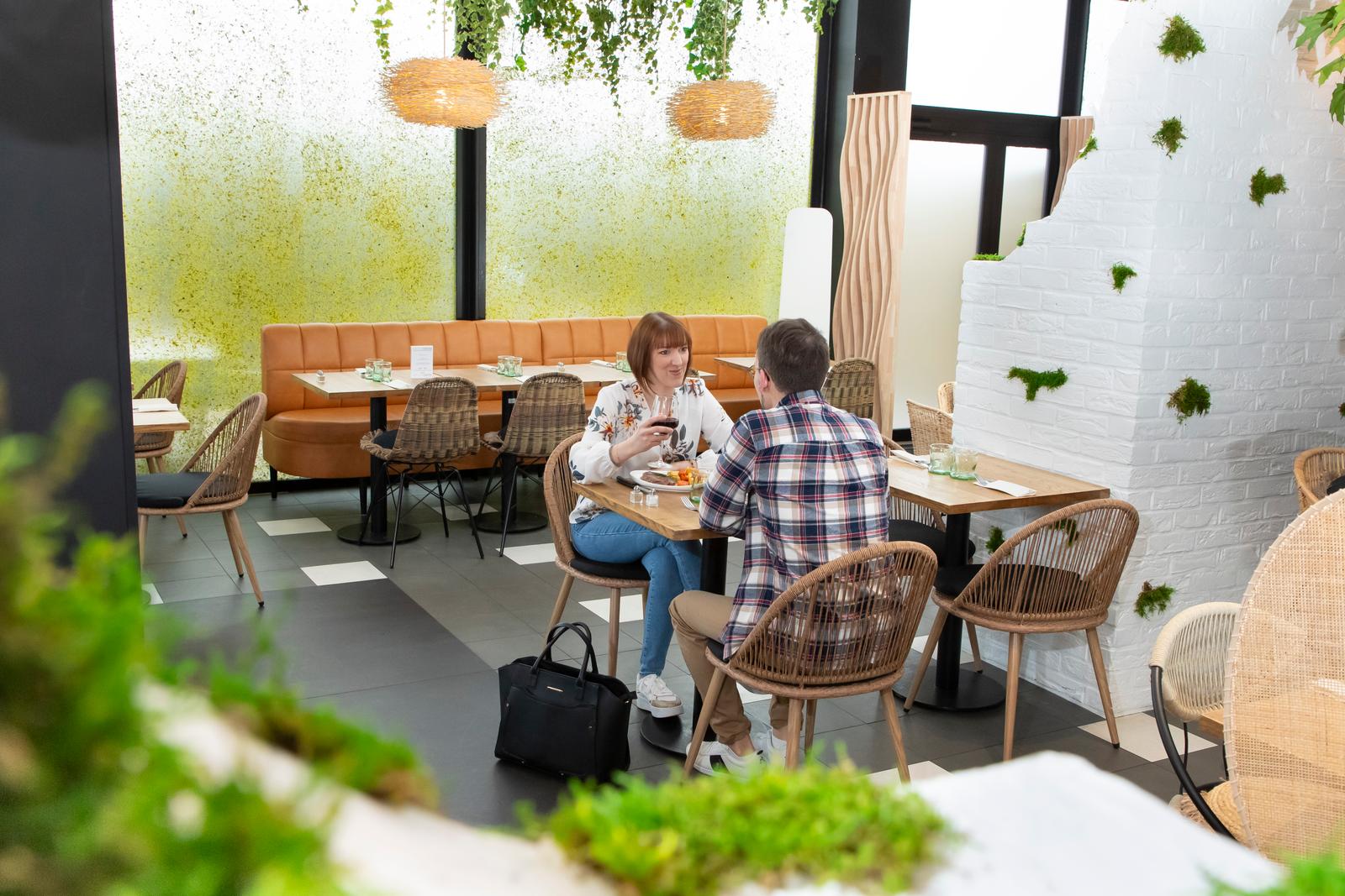 Poulainville : couple au petit-déjeuner à l'hôtel Kyriad 01