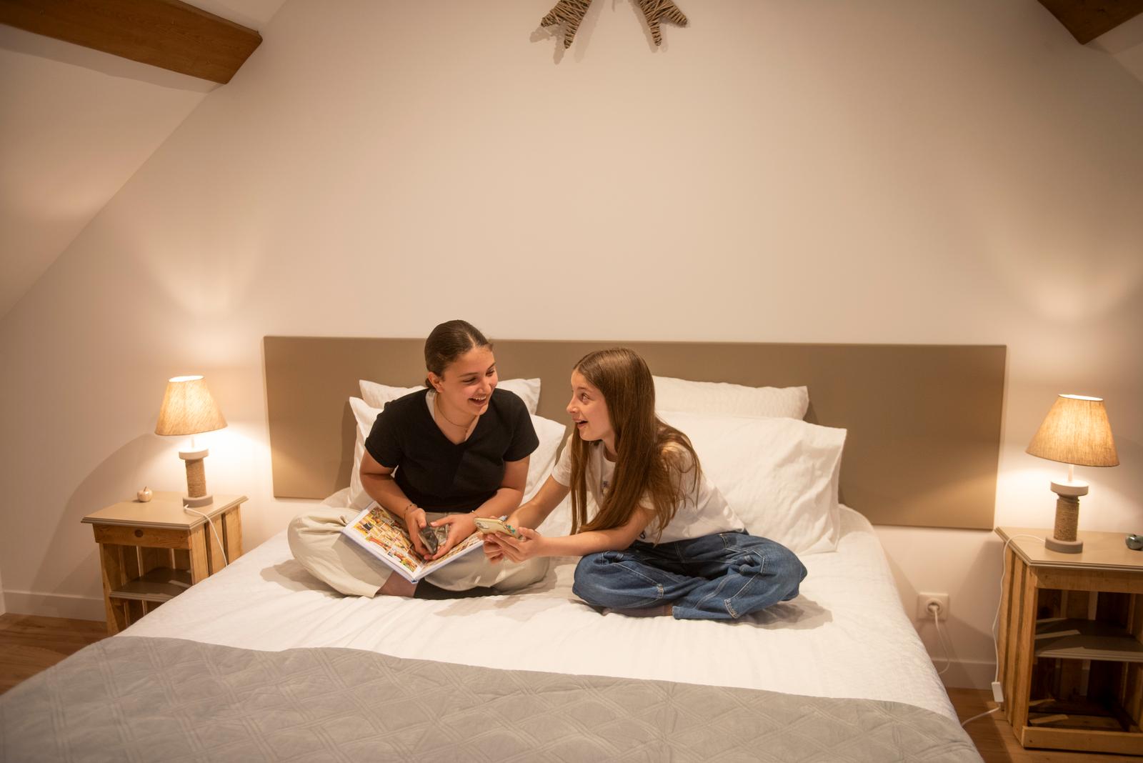 Maresches : jeunes filles dans la chambre du gîte "Bouton d'or" 01