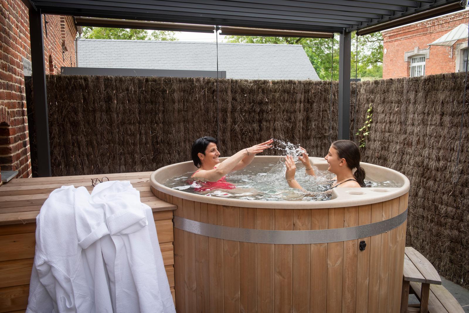 Maresches : mère et fille dans le bain nordique du gîte "Bouton d'or" 01
