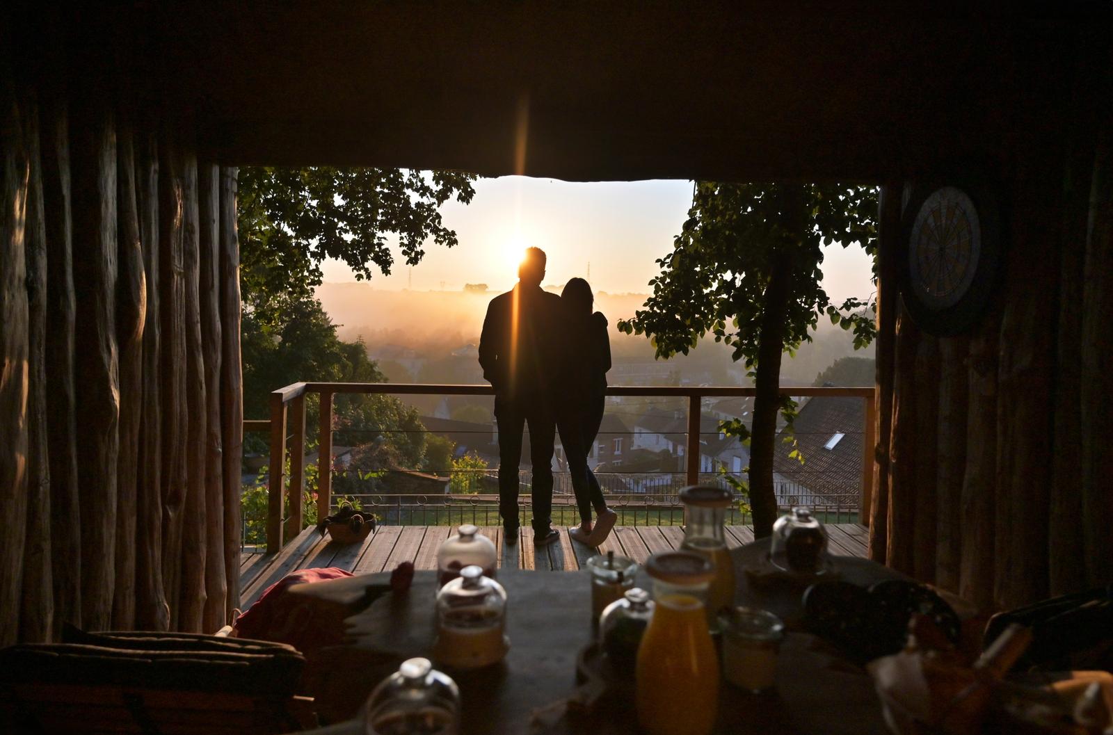 Cramoisy : couple au coucher du soleil sur la terrasse du Coeur de Lodge