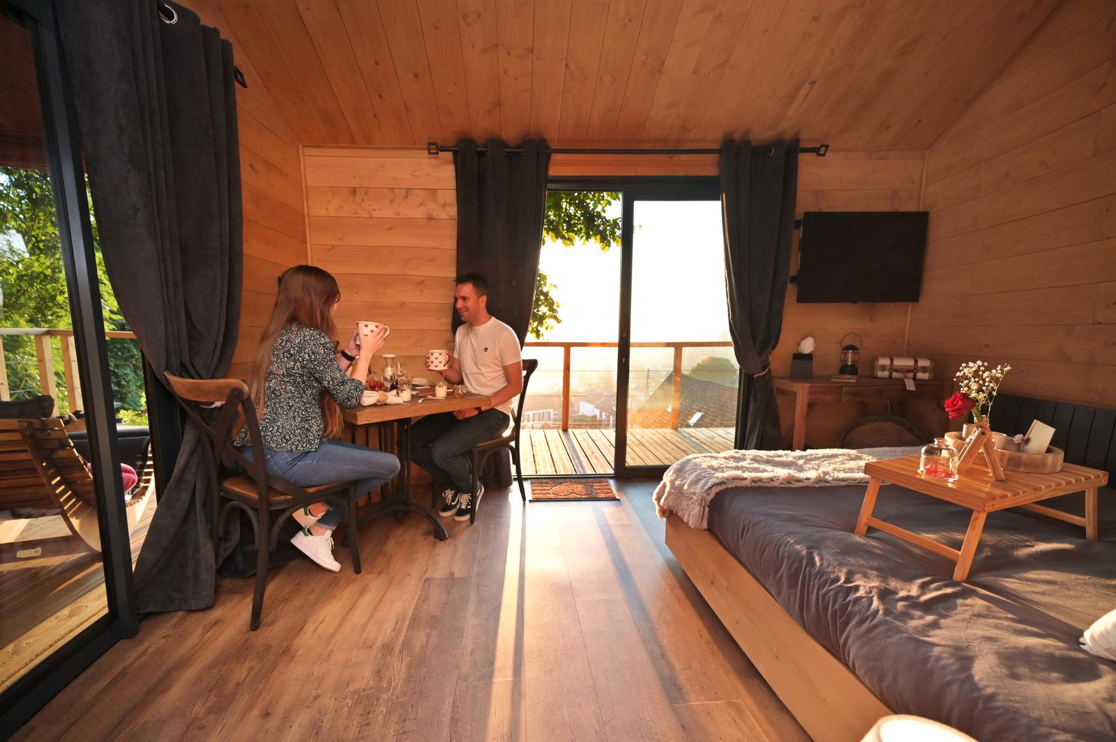 Cramoisy : couple prenant le petit-déjeuner au Coeur de Lodge 01