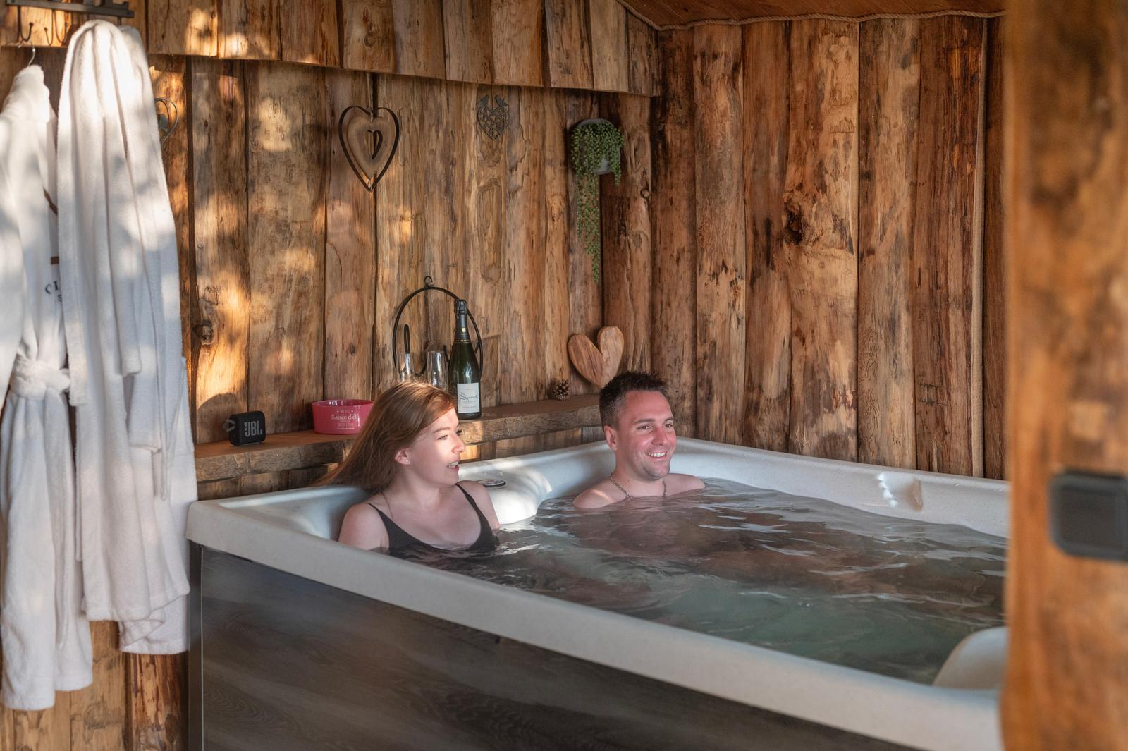 Cramoisy : couple dans le spa du Coeur de Lodge 01