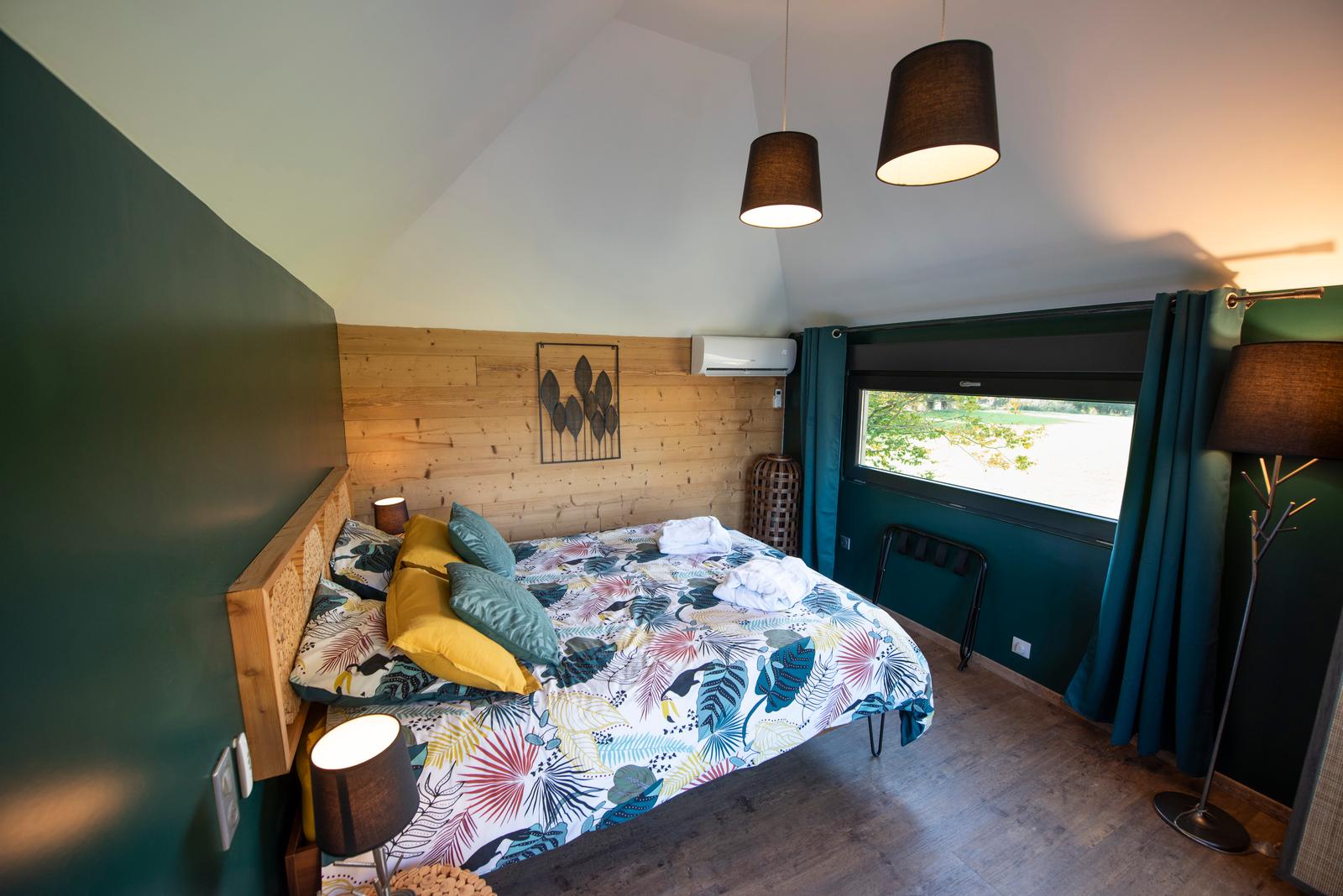 Dompierre-sur-Helpe : la chambre de la cabane des charmilles 01