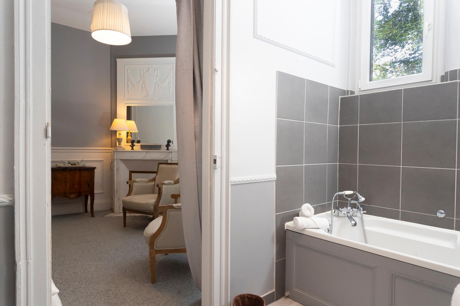 Omiécourt - Château d'Omiécourt : salle de bain 04