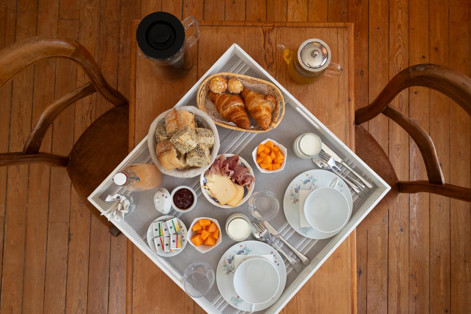 Omiécourt - Château d'Omiécourt : plateau de petit-déjeuner 