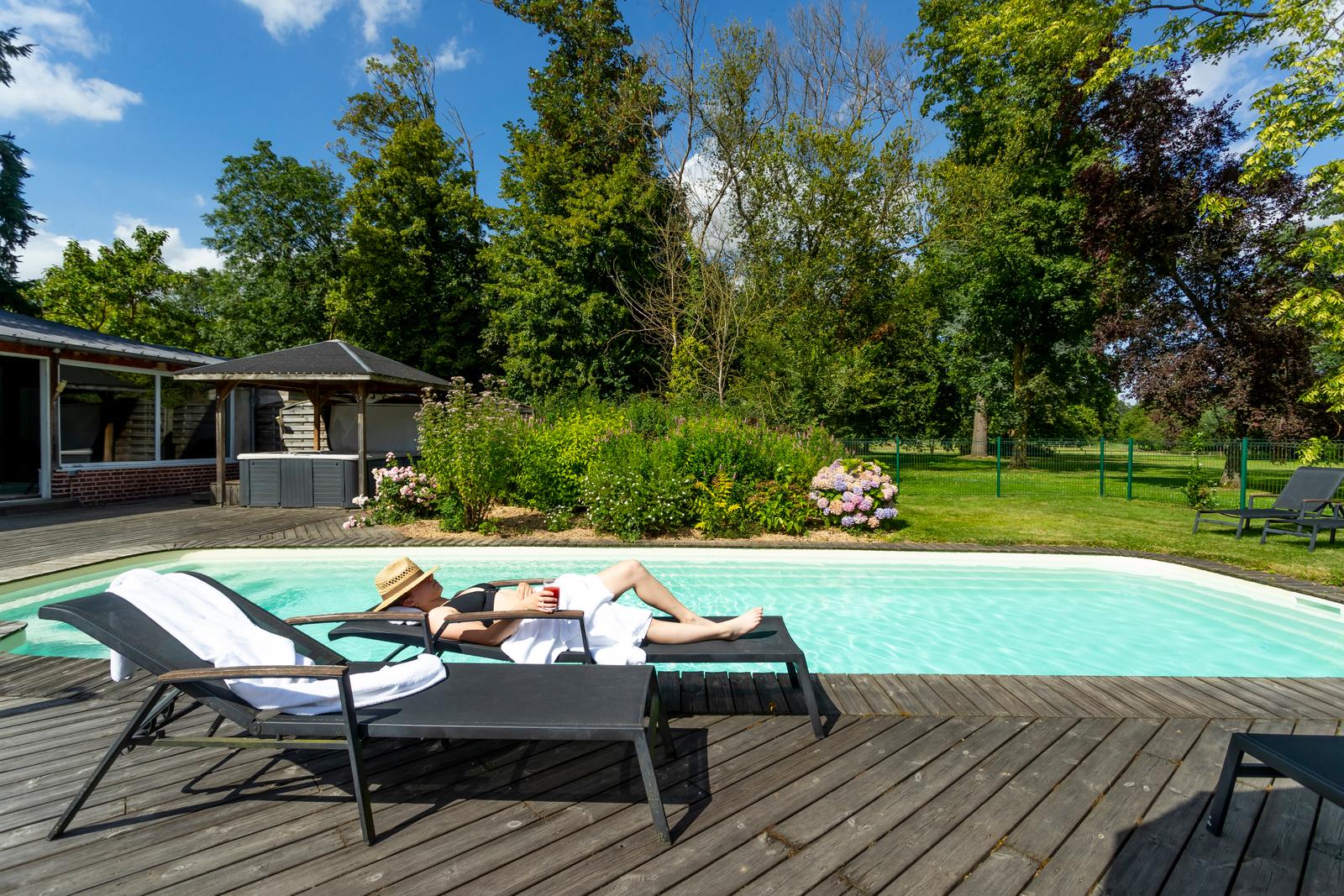 Omiécourt - Château d'Omiécourt : femme à la piscine extérieure 04