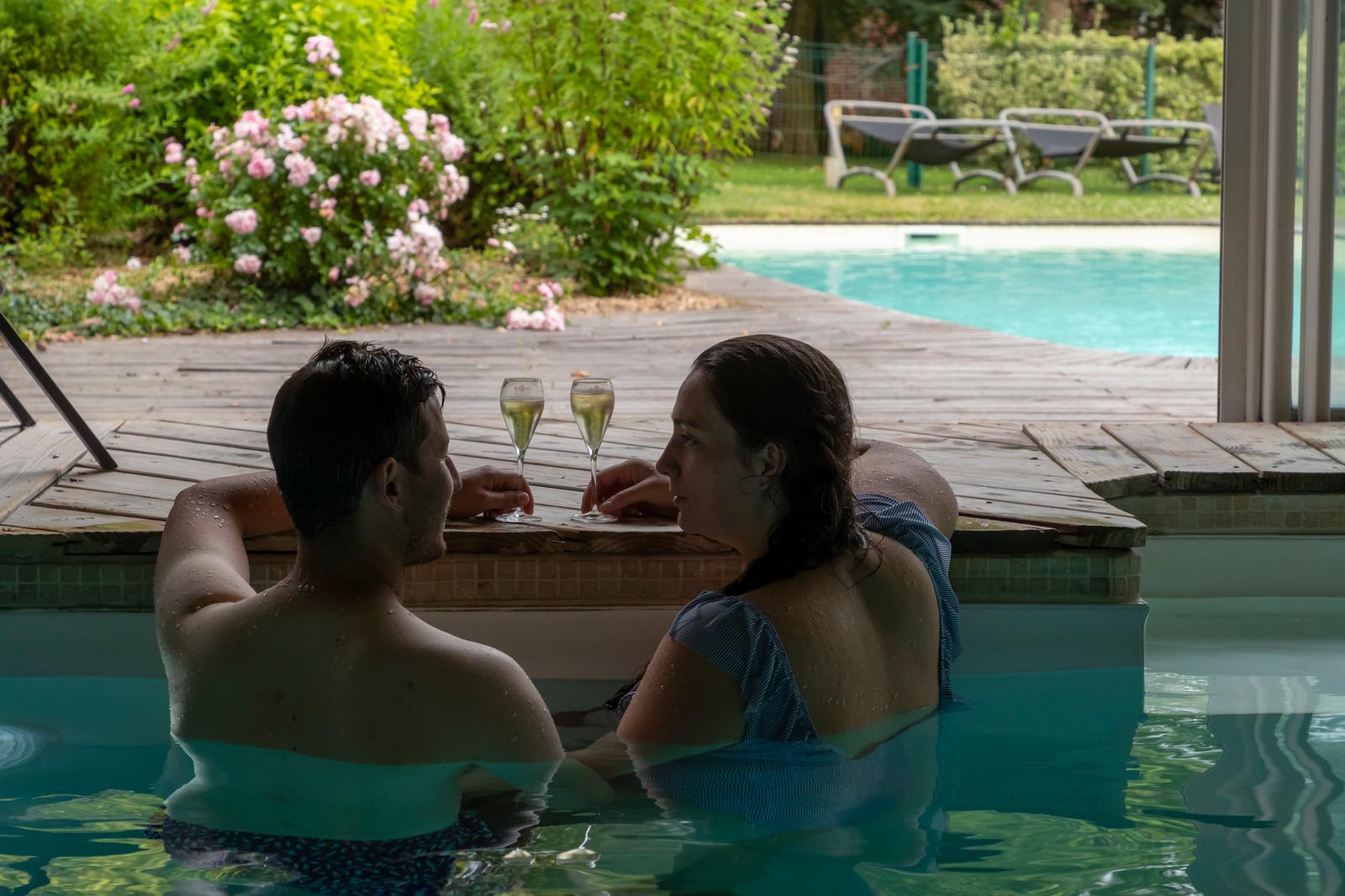 Omiécourt - Château d'Omiécourt : couple à la piscine 04