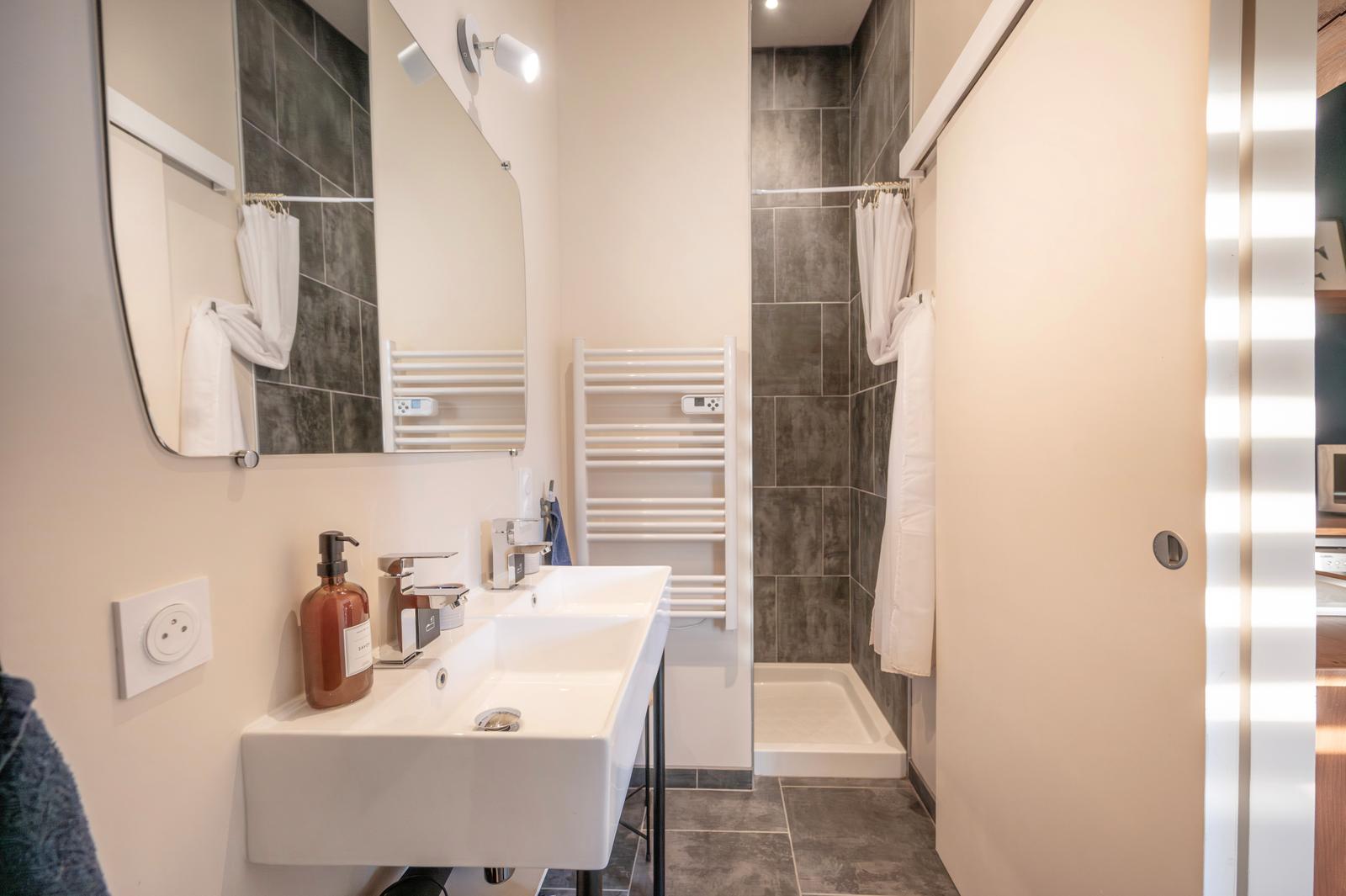 Arrest : Yanna Lodge, salle de bain
