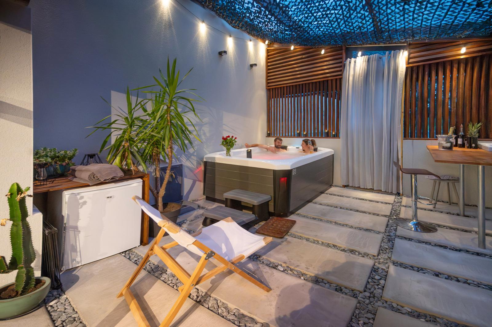 Arrest : Yanna Lodge, couple dans le jacuzzi 03