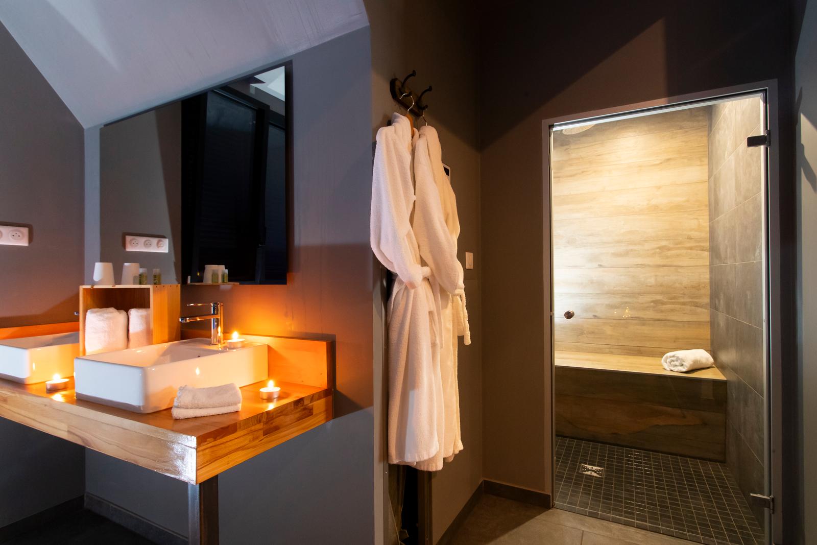 Saint-Aubin : au Cœur du Village, suite Aventure, la salle de bain 03