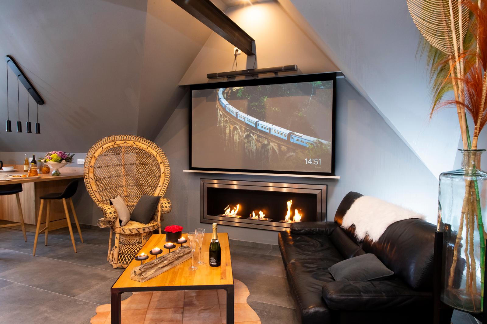 Saint-Aubin : au Cœur du Village, suite Aventure, ambiance romantique au salon
