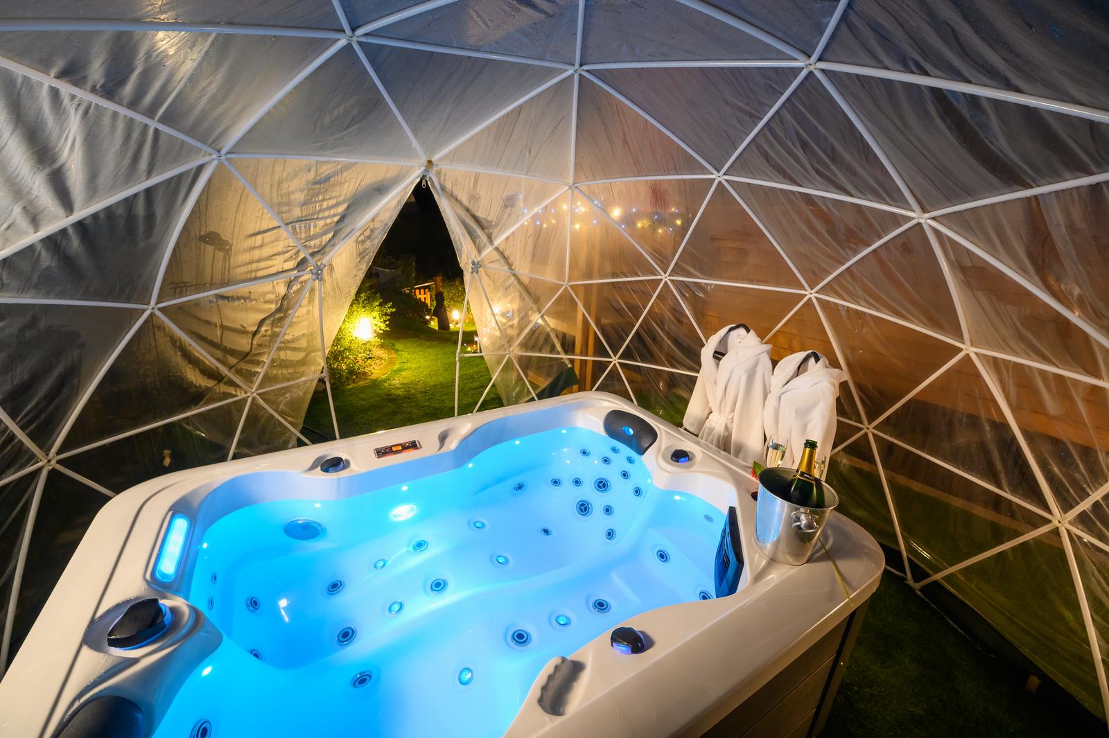 Blaincourt-les-Précy : la Roulotte Romantique, le spa 07