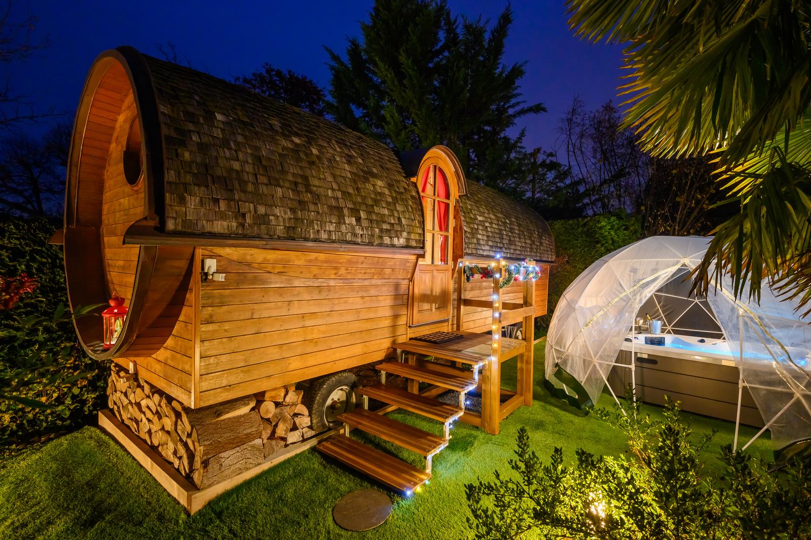 Blaincourt-les-Précy : la Roulotte Romantique, le spa et l'extérieur  02