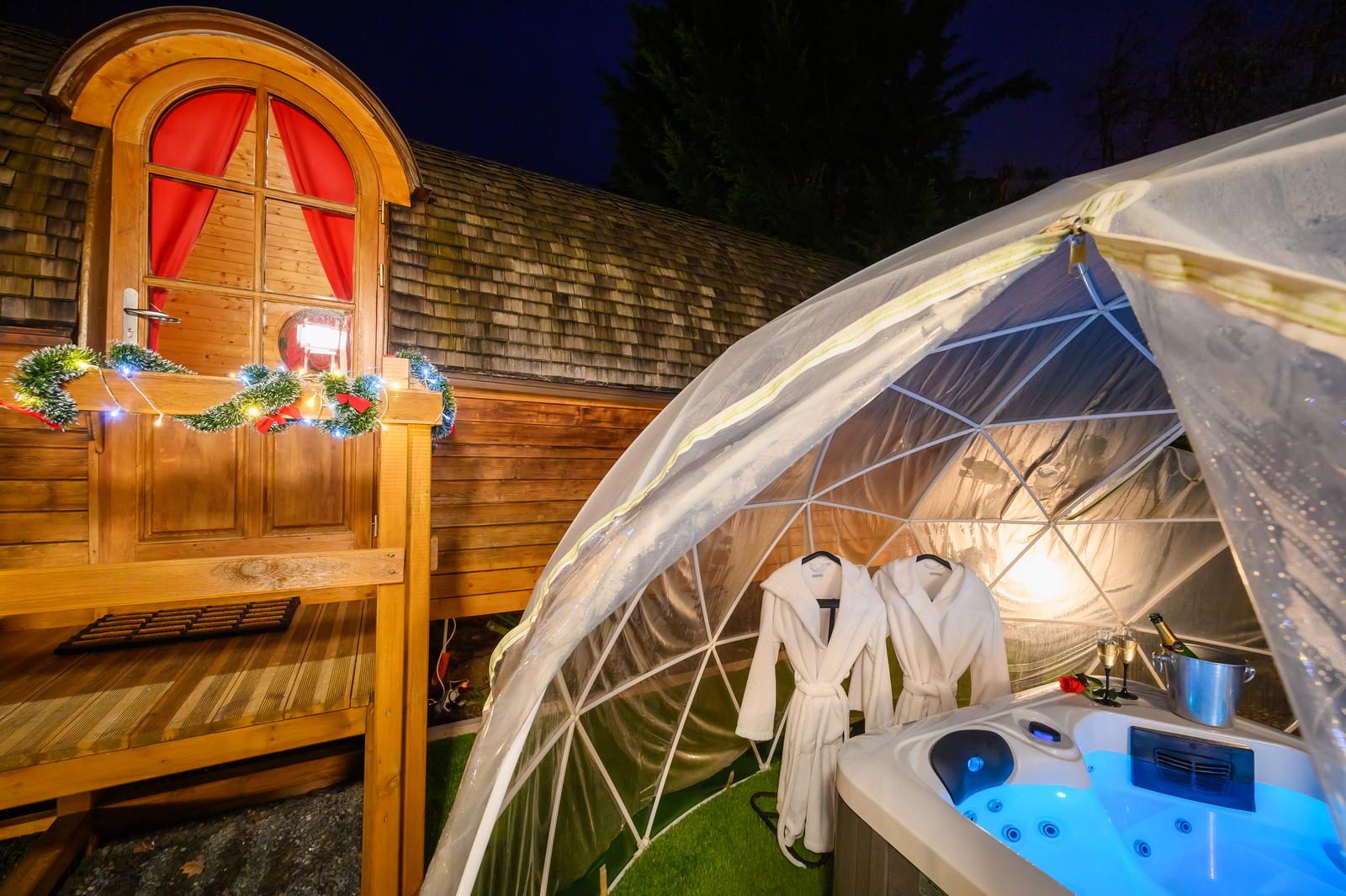 Blaincourt-les-Précy : la Roulotte Romantique, le spa et l'extérieur  03
