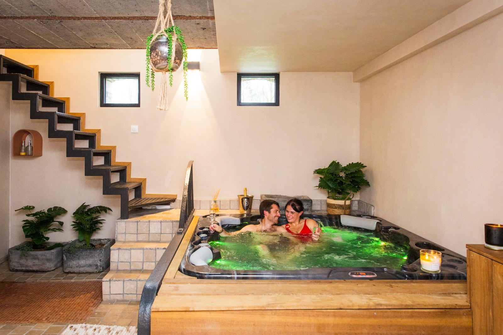 Sainghin-en-Mélantois : Ferme 1802, le spa Ecurie, couple dans le spa 01