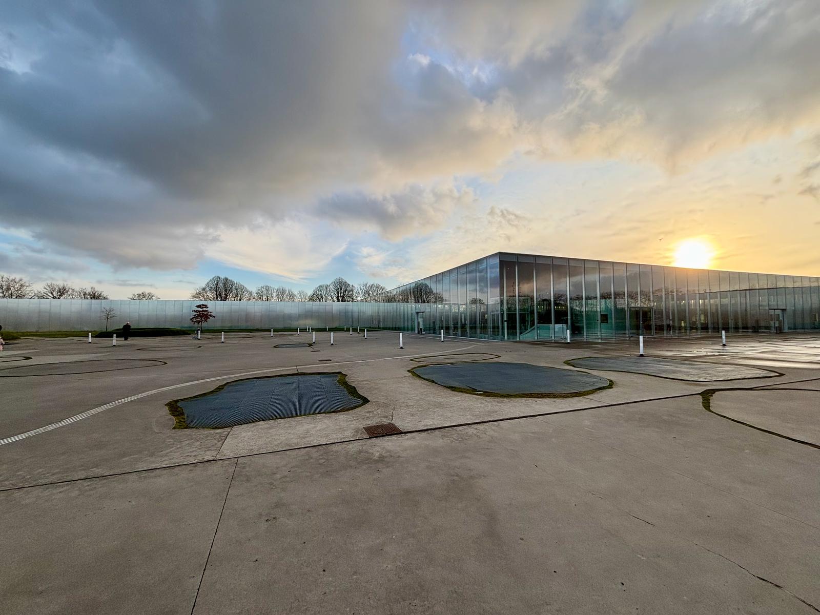 Lens : le Louvre-Lens, l'extérieur du musée 01