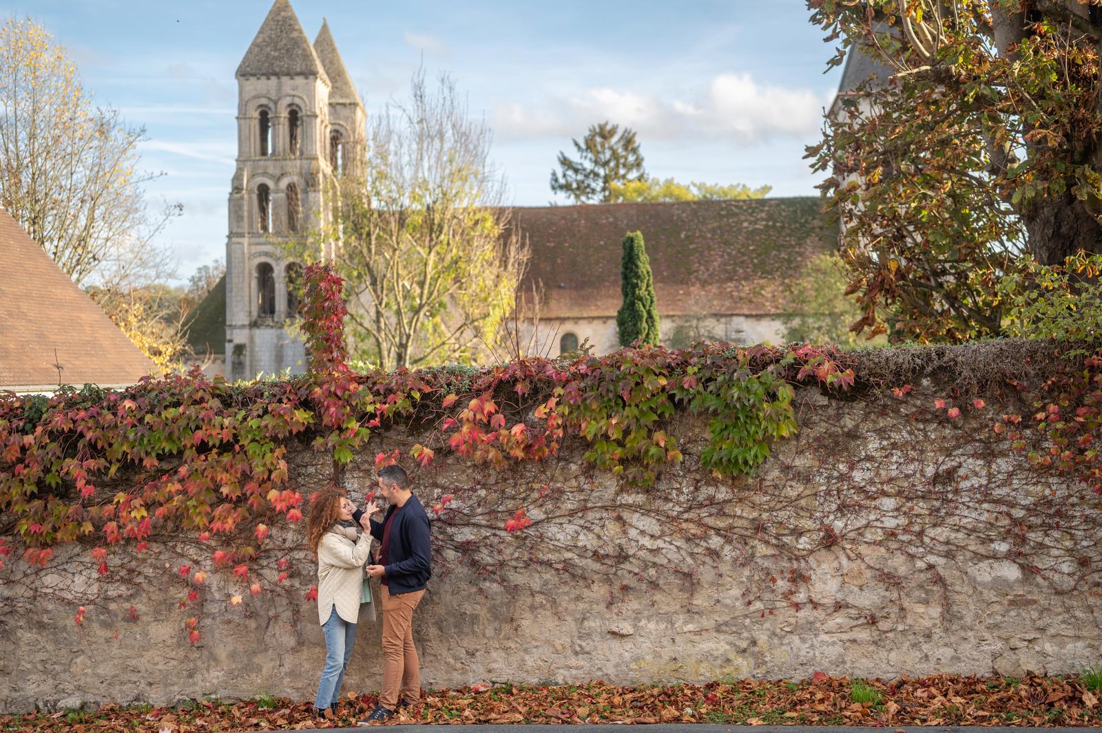 Morienval : couple à proximité de l'abbaye 
