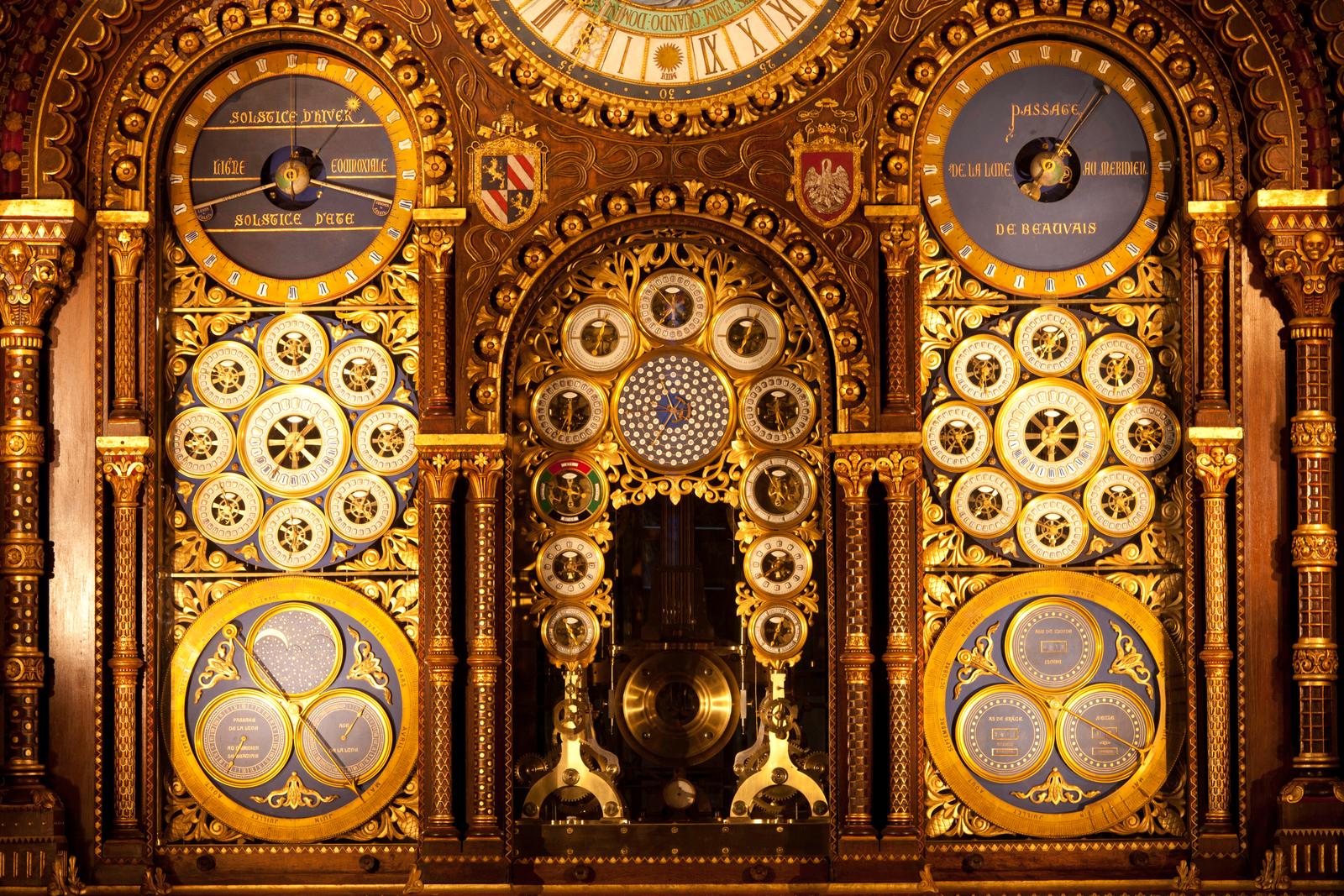 Beauvais : la cathédrale Saint-Pierre , détails de l'horloge astronomique 05