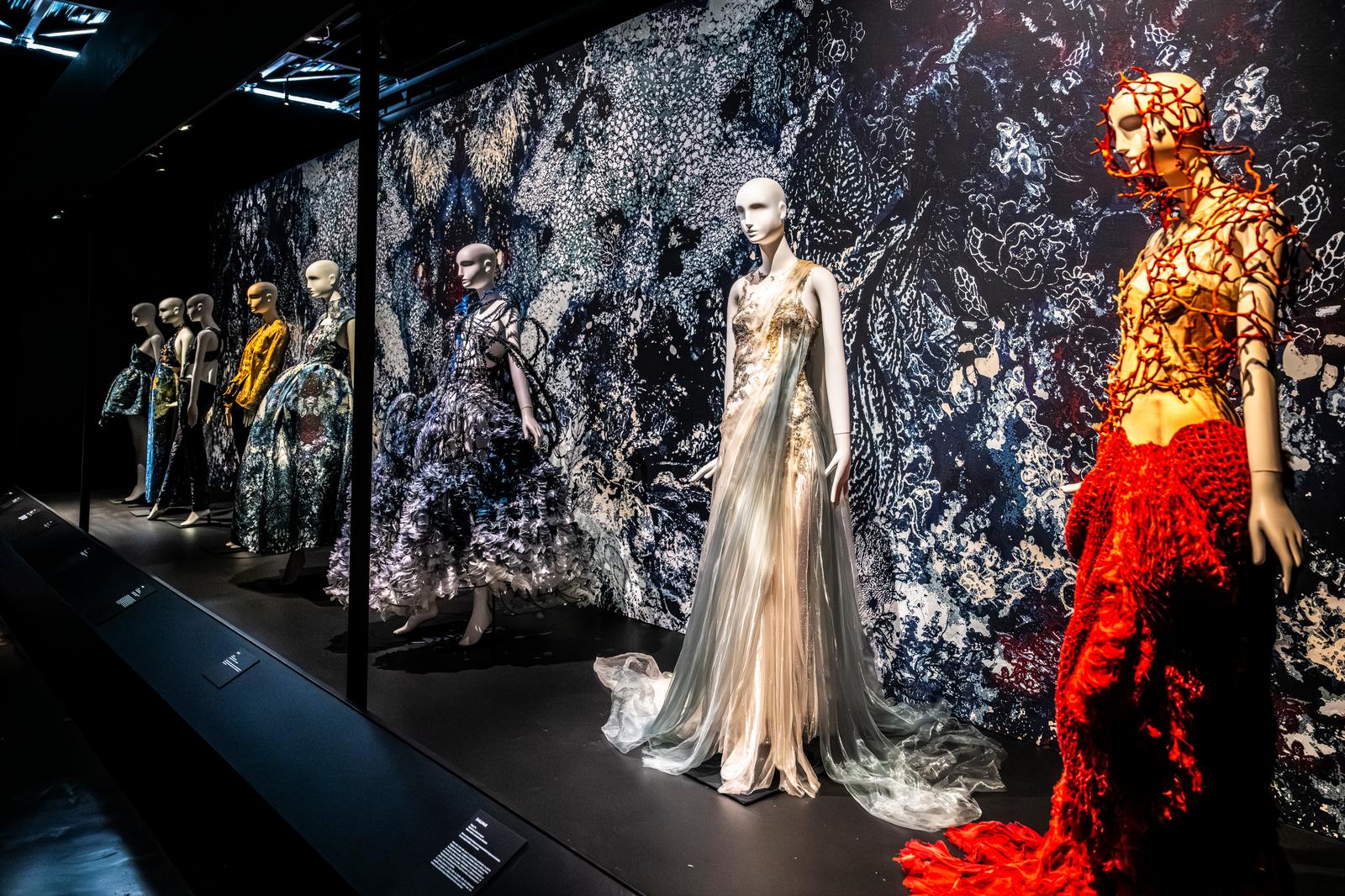 Calais : cité de la dentelle et de la mode, robes sur mannequin 03