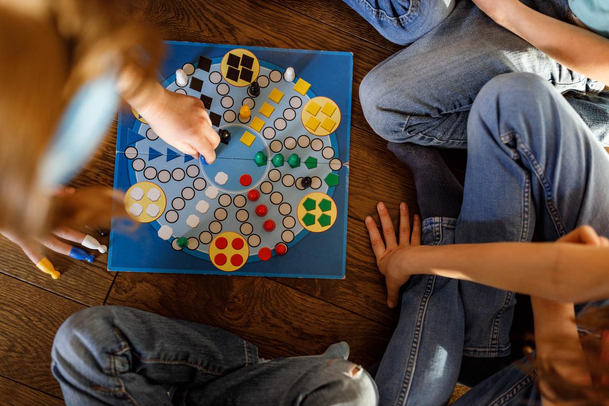 Jeu de société entre amis - iStock-1391397730