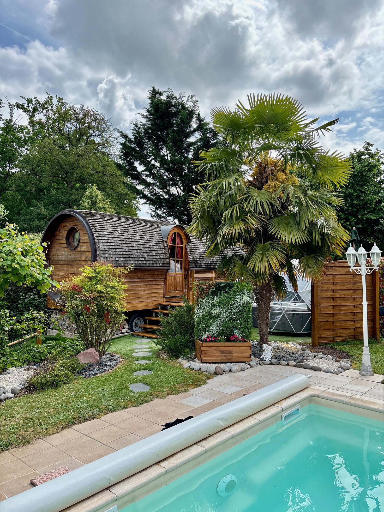 Blaincourt-les-Précy : la roulotte romantique, la piscine 01