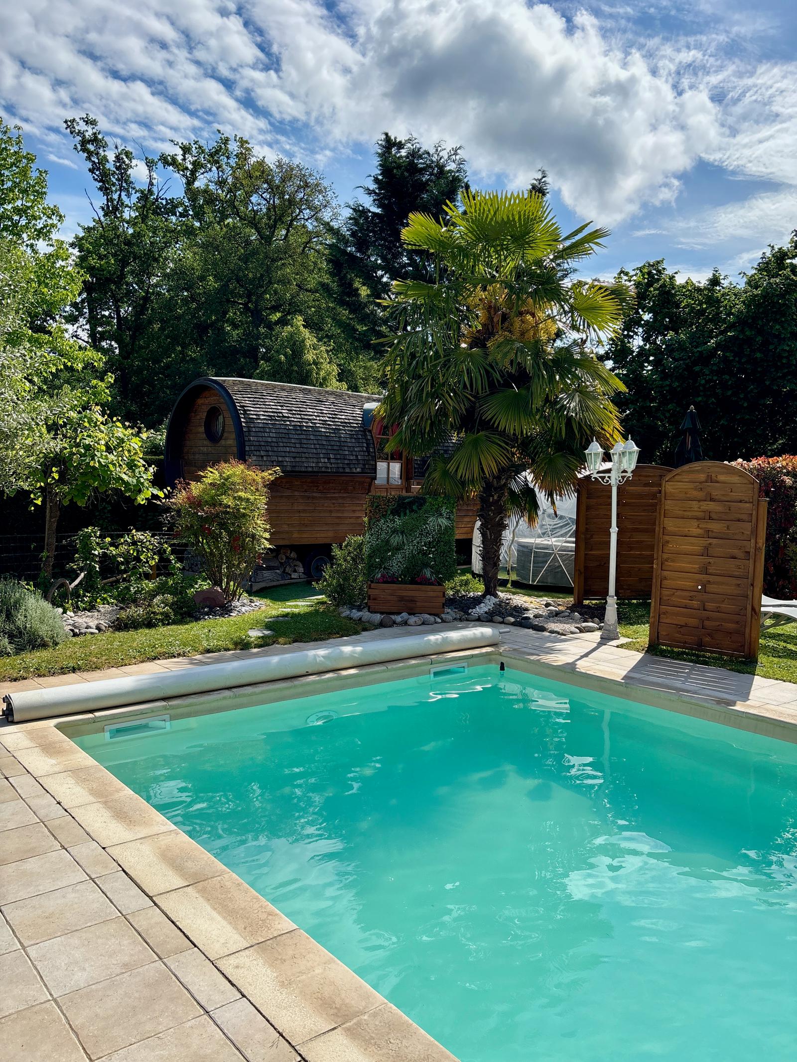 Blaincourt-les-Précy : la roulotte romantique, la piscine 02
