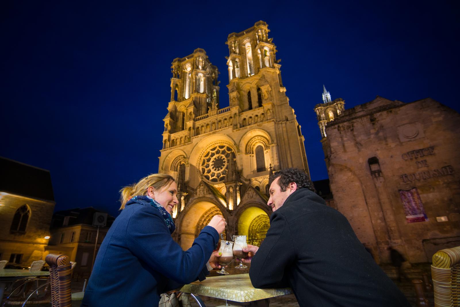 Laon : couple en terrasse devant la cathédrale de nuit