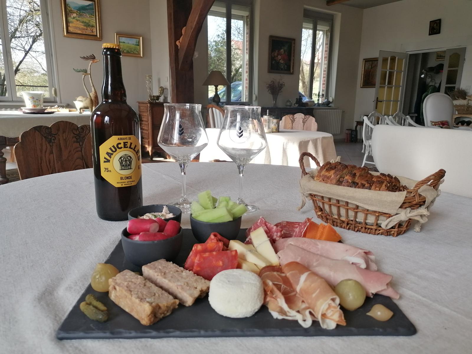 Les Rues-des-Vignes : Chaumière du Tordoir - planche de charcuteries et fromages 02