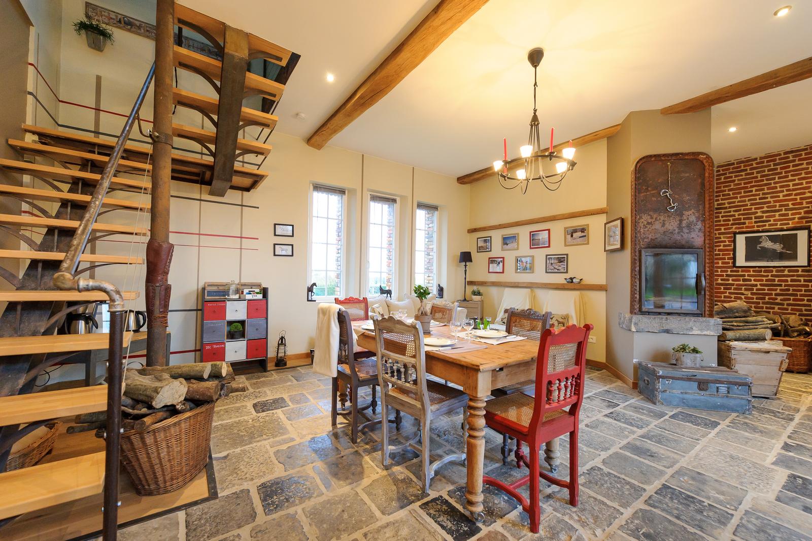 La Neuville-les-Dorengt : la Ferme de Ribeaufontaine - salle commune