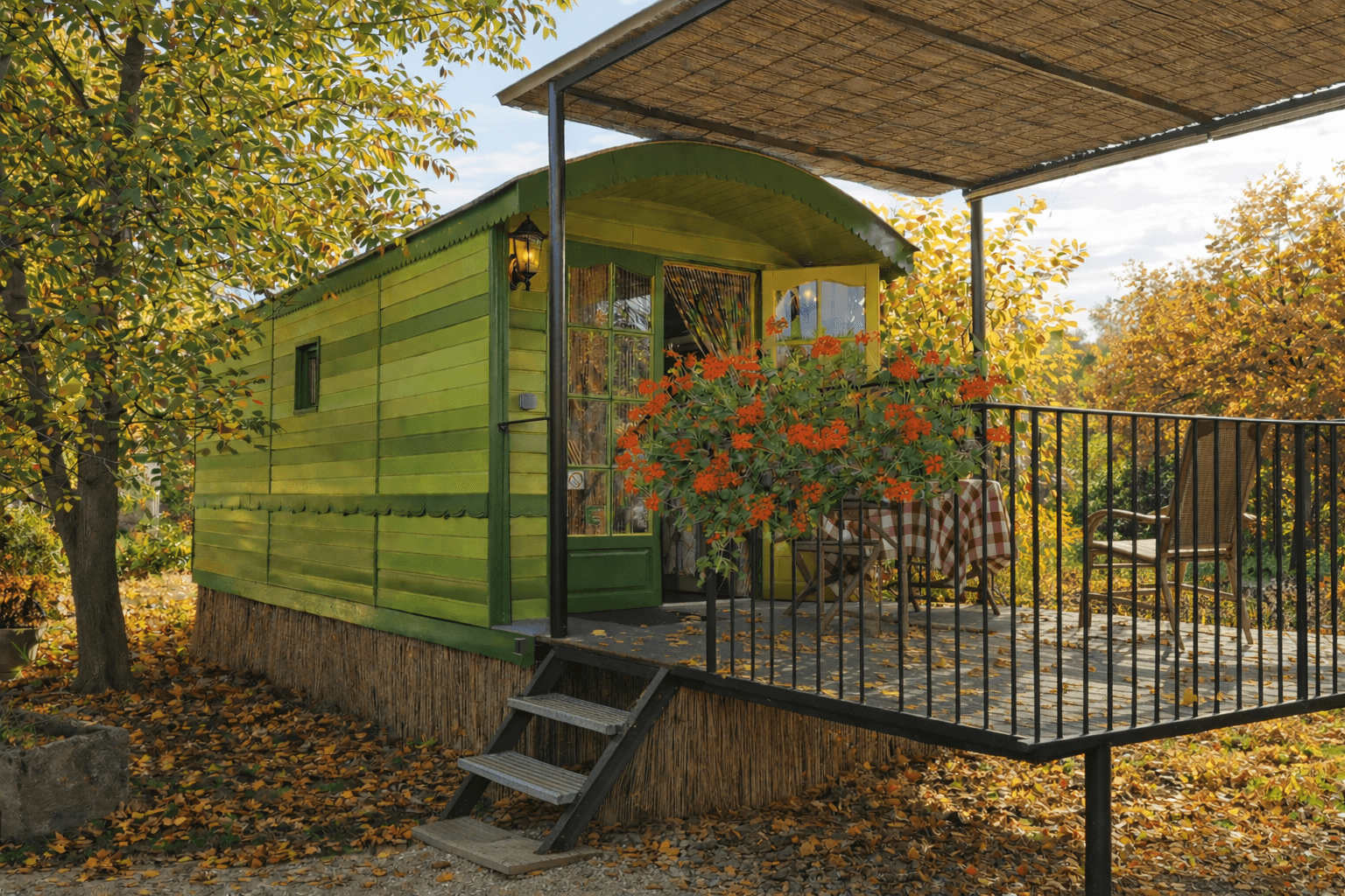 Marchais : la roulotte du Grand Logis à l'automne