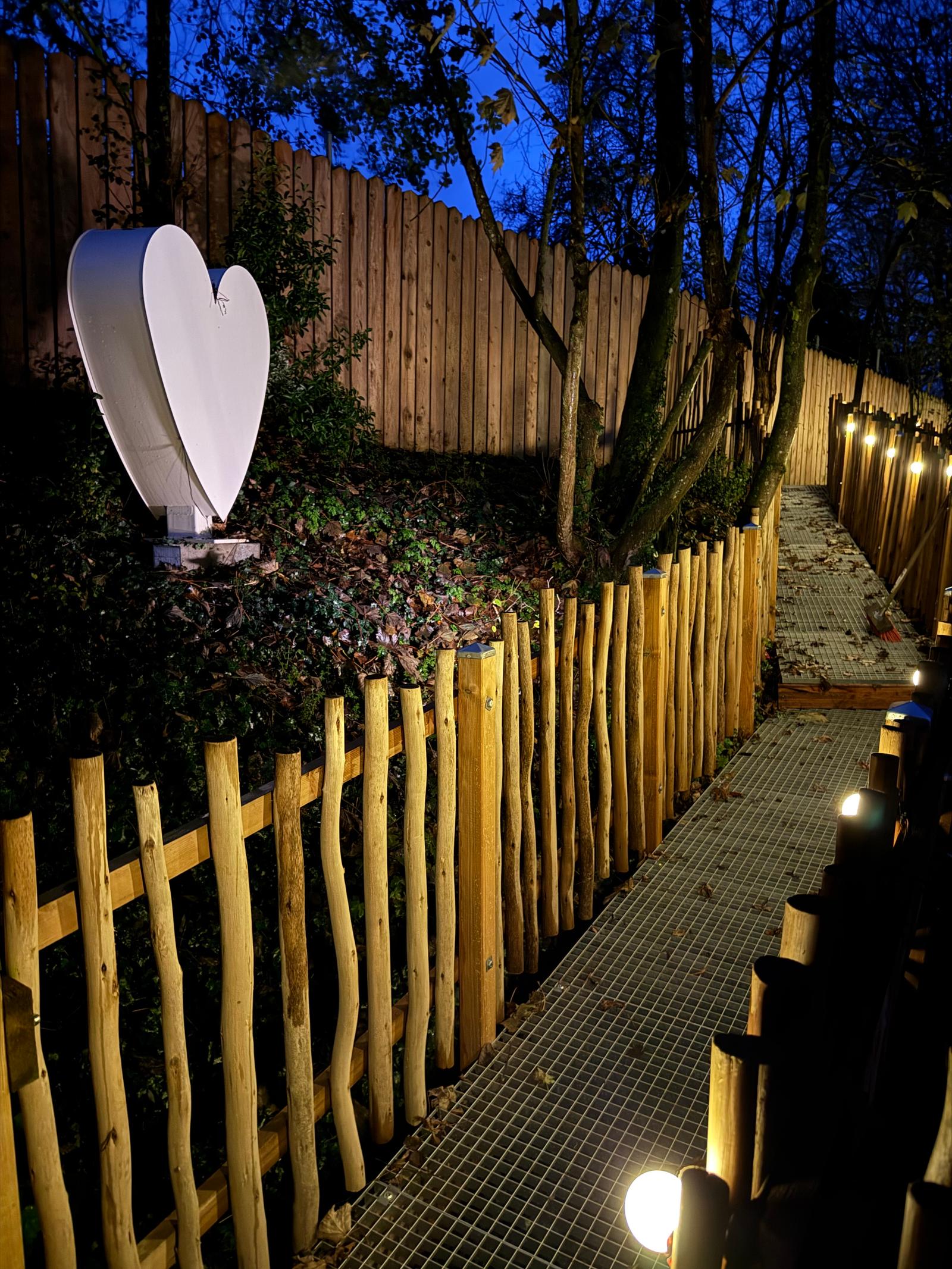 Cramoisy : coeur de lodge -chemin nuit coeur