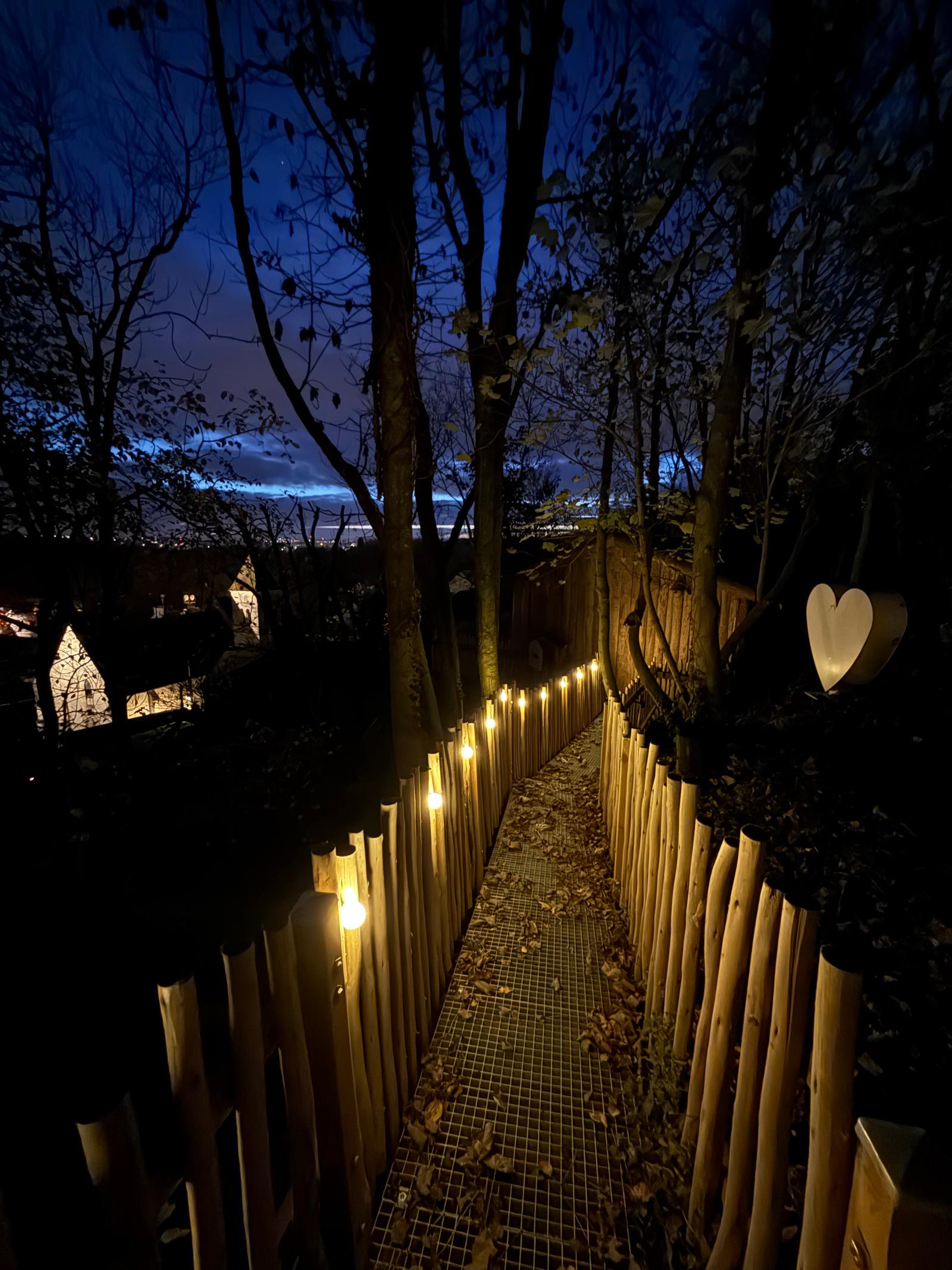 Cramoisy : coeur de lodge - chemin nuit coeur de refuge église
